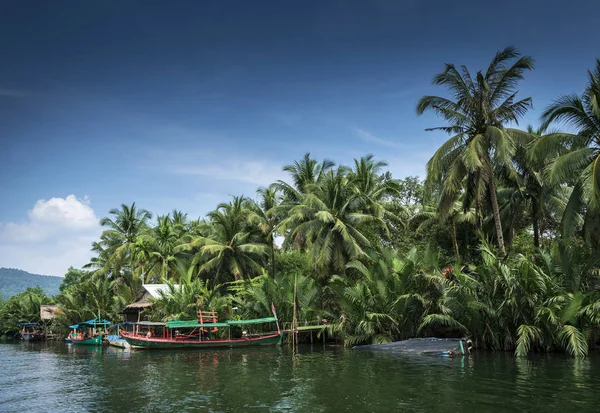 Traditionell djungelbåt vid piren på tatai floden i Kambodja — Stockfoto