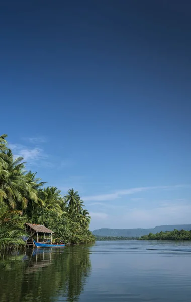 Βάρκα και καλύβα ζούγκλα στο ποτάμι tatai σε cambodia — Φωτογραφία Αρχείου