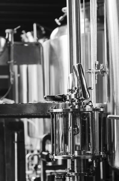 Detalle del equipo cervecero industrial en el interior de la cervecería —  Fotos de Stock