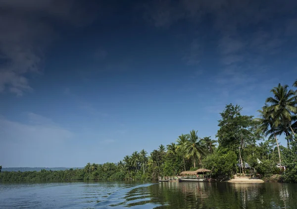 Tradycyjna łódź dżungli na molo na rzece Tatai w Kambodży — Zdjęcie stockowe