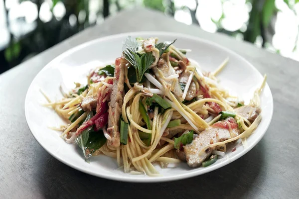 Mango piccante e tofu fritto insalata biologica thai vegan — Foto Stock