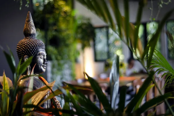 Socha Buddhy v zahradě v tropickém baru v Thajsku — Stock fotografie