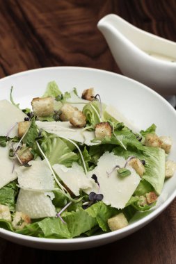 Parmesan peynirli sezar salatası ve masada kızarmış ekmek!