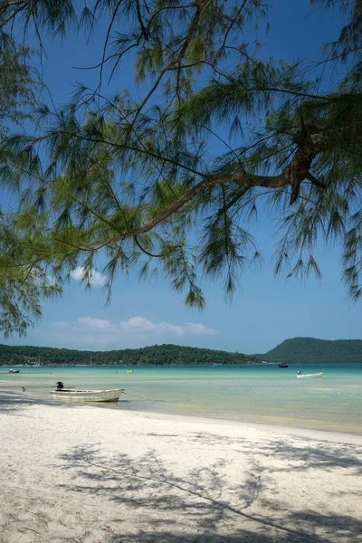 Strand van Saracen Bay in Koh Rong Samloen eiland in Cambodja — Stockfoto