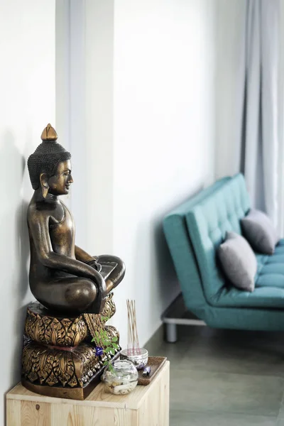 Bronzo buddha statua interior design dettaglio in moderno asiatico casa — Foto Stock