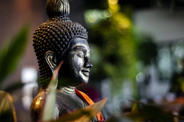 Buddha-Statue im Innengarten an der tropischen Bar in Thailand — Stockfoto
