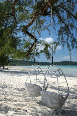 Siahnaoukville yakınlarındaki Koh Rong Samloen adasında, tropik cennetteki Saracen Körfezi plajı.