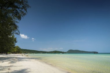 Kamboçya 'daki Koh Rong Samloen adasındaki Saracen Körfezi tropik cennet plajı.