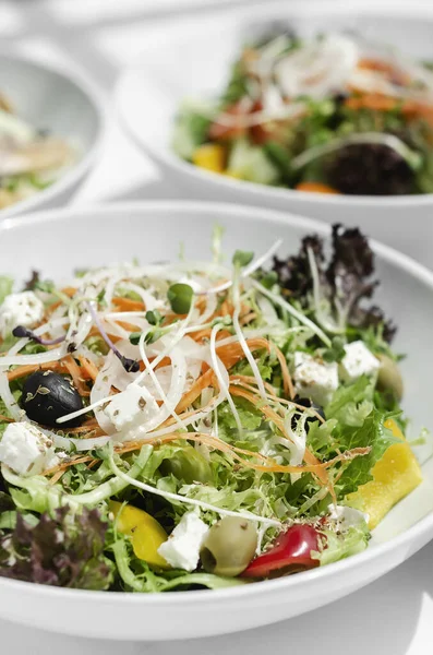 Saladas Orgânicas Frescas Misturadas Tigelas Mesa Restaurante Branco — Fotografia de Stock