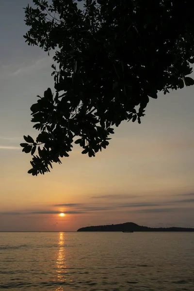 日落时从基辅Koh Ta岛向柬埔寨Sihanoukville附近的Koh Russei方向俯瞰 — 图库照片
