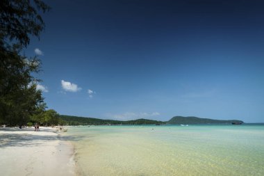 Kamboçya 'daki Koh Rong Samloen adasındaki Saracen Körfezi tropik cennet plajı.