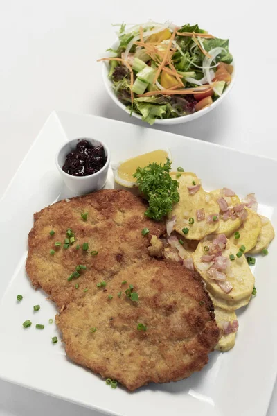 Tysk Panerad Ekologisk Fläsk Schnitzel Med Bacon Stekt Potatis Tranbärssås — Stockfoto