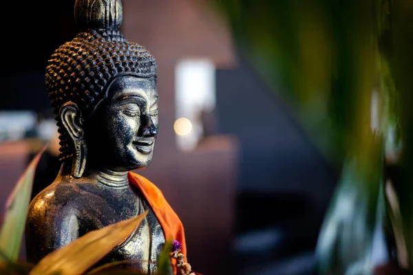 曼谷热带酒吧室内花园的Buddha雕像 — 图库照片