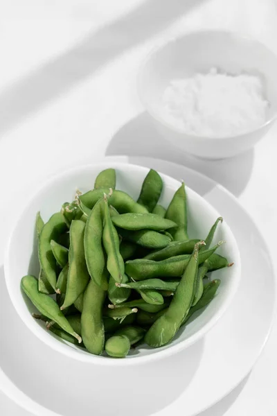 Feijão Edamame Orgânico Lanche Tigela Mesa Com Sal Marinho — Fotografia de Stock