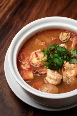 Thai Tom yum kung baharatlı ve ekşi karides çorbası beyaz masa arkasında phuket thailand