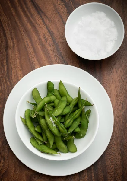 在碗里放上海盐的有机豆类零食 — 图库照片