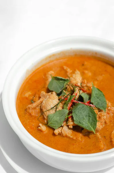 Tajski Pikantne Panang Curry Wieprzowe Mlekiem Kokosowym Białym Stole Restauracji — Zdjęcie stockowe