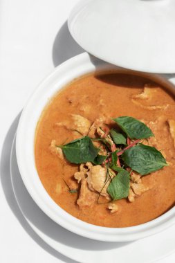 Tayland 'daki Phuket Thailand' daki restoran masasında baharatlı panang domuz eti ve hindistan cevizi sütü.