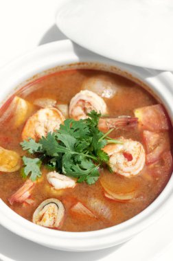 Thai Tom yum kung baharatlı ve ekşi karides çorbası beyaz masa arkasında phuket thailand