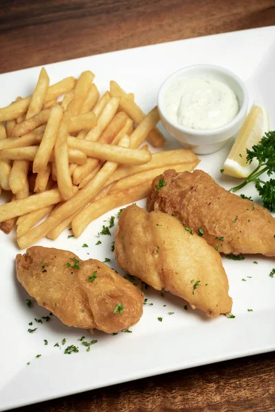 영국의 전통적 생선과 감자칩 식사를 식탁에서 — 스톡 사진