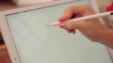 kadın eli bir mağazada tablet çizim