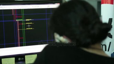 Ofiste masa başında oturan kadın.