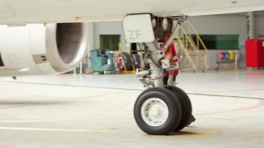 Aşağıdaki uçak teknisyeni