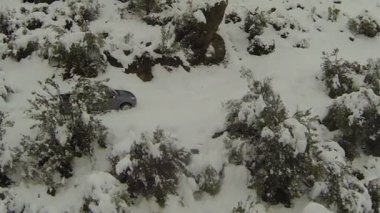 Karlı tepe üzerinde kamyon