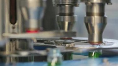 kaplarda yerleştirilen kapaklar