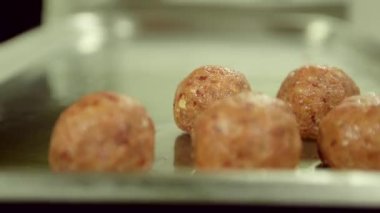 bir tepsi köfte yerleştirerek el