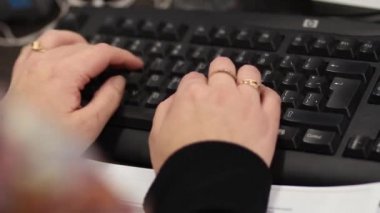 Klavyede yazan kişi