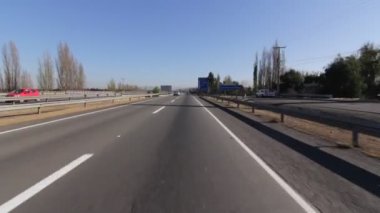 Ülke karayolu üzerinde araç