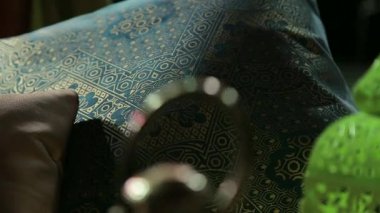 Kamera tava üzerinde bir kanepe yastık yaptı