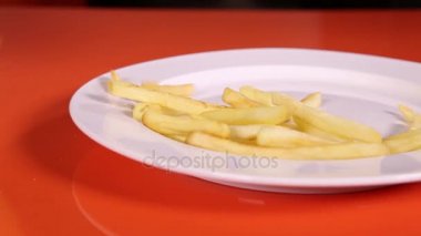 Patates kızartması tabağa atılmış