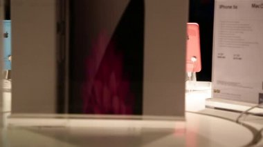 iPhone'lar bir mağazada sergilenen