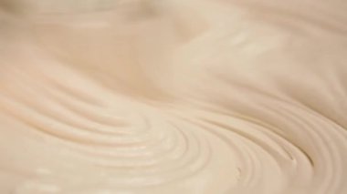 Tereyağı ile bir mikser kremalı