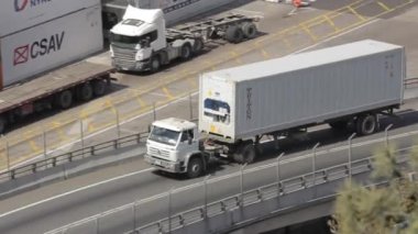 Flatbed kamyon bir karayolu üzerinde