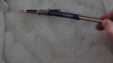 kalemle kağıt üzerine çizim sanatçı