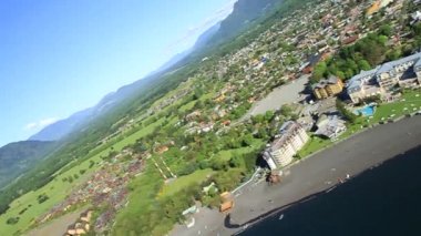 bitki örtüsü ile çevrili küçük bir şehir