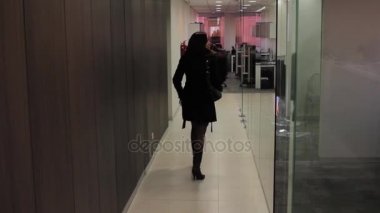 Office koridorda yürüyen kadın
