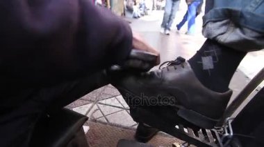kişi parlayan deri ayakkabı