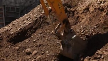 İnşaat alanında kazıcı