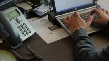 bilgisayarda yazarak işadamı