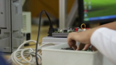 bir elektronik cihaz tamir mühendisi
