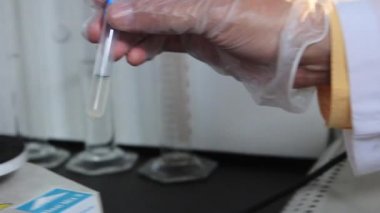 Kişi tüp bebek örnekleri yönetme