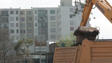 İnşaat alanında kazıcı