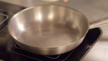 tavada eritilmiş tereyağı koymayı el