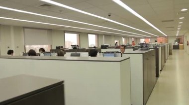 Office ile çalışan insanlar