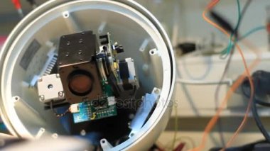 Fotoğraf makinesinde çalışan teknisyeni