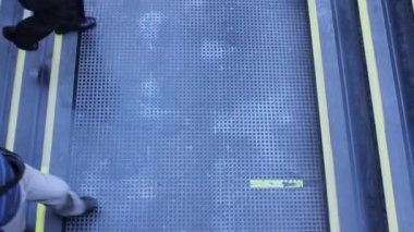 İnsanlar merdivenleri çıkıyor.